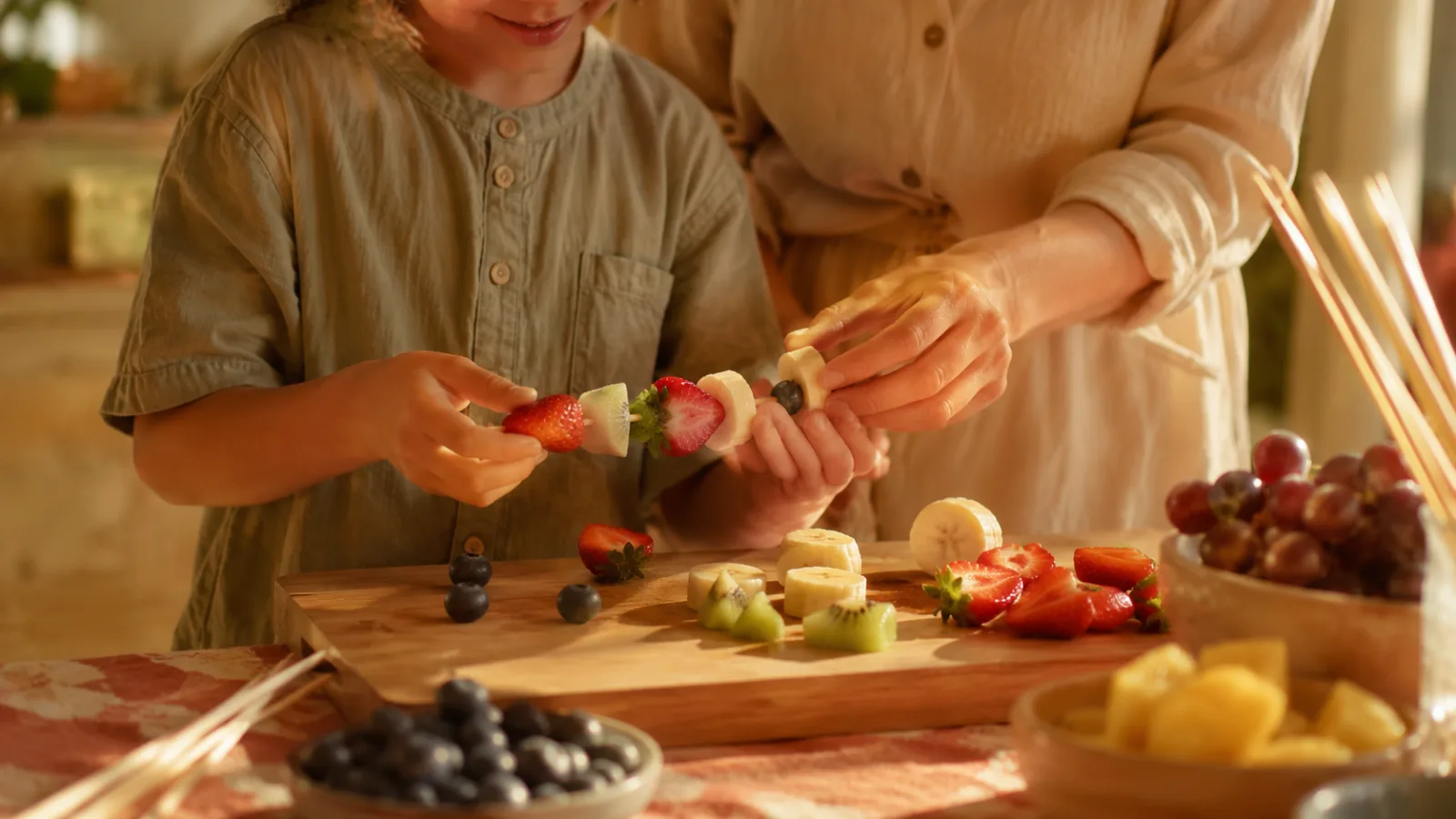 Ouders en twee kinderen genieten samen van een dagje buiten