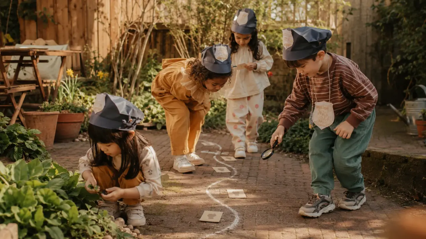 kinderen bekijken met loep vingerafdrukken op een tafel met bewijszakjes en een prikbord