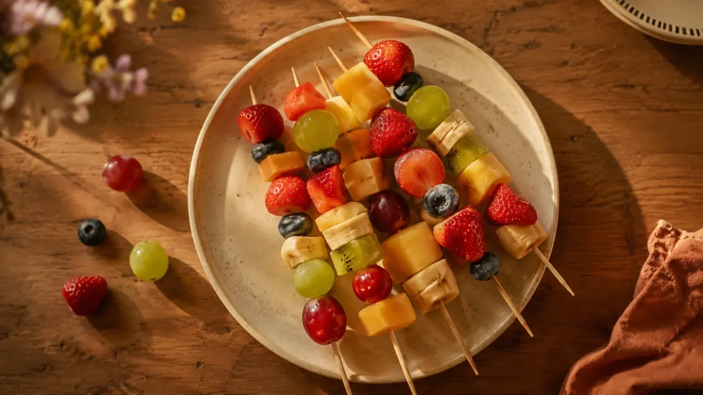 Kleurrijke fruittraktaties uitgestald op een schoolbank